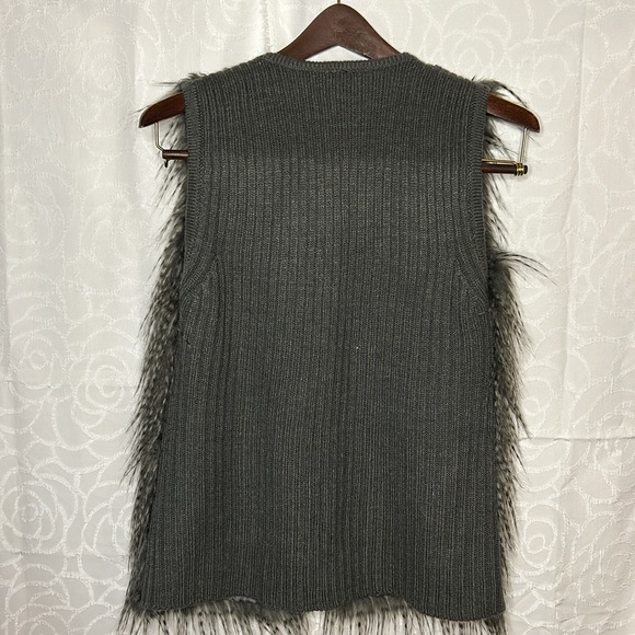 I.N. STUDIO gray faux fur feather and knit sweater vest. Size Small. - Picture 4 of 7